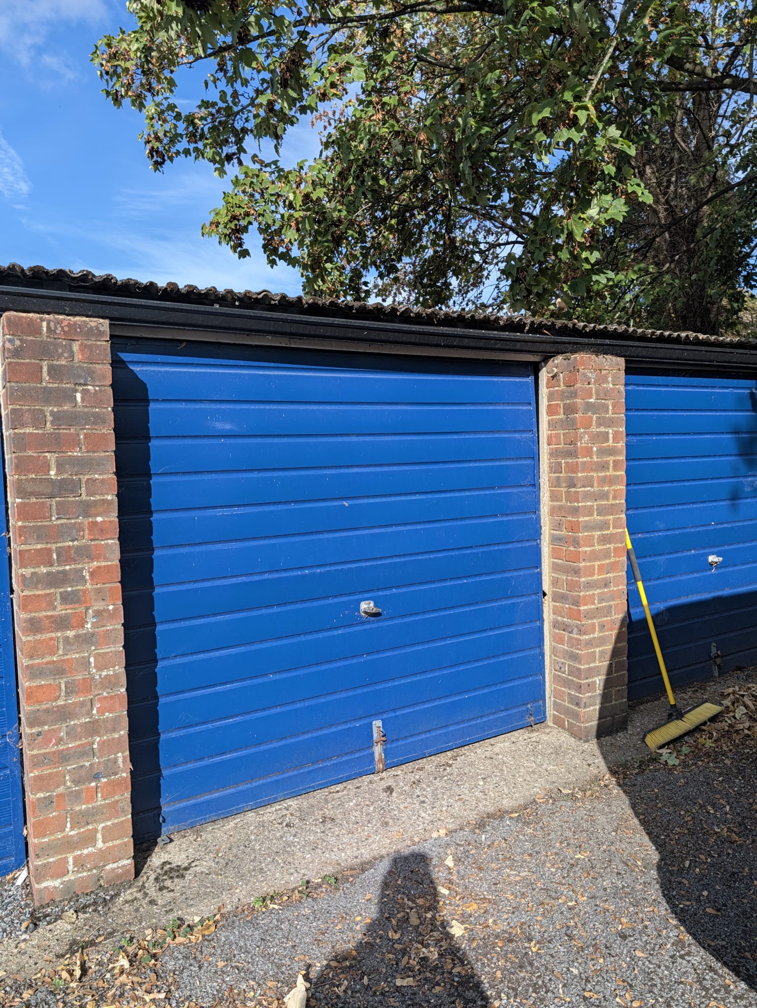 Front of the garage to rent